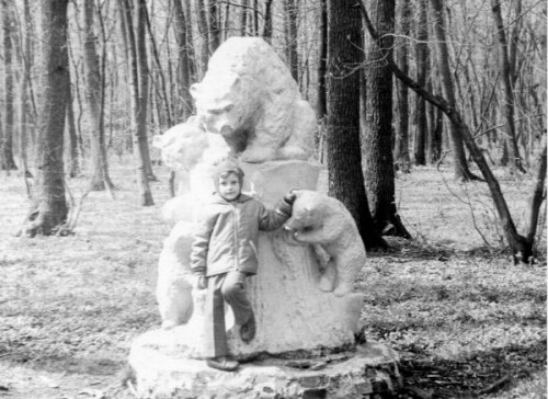 Памятник Медведям в парке