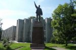 Мэрия Балтийска и памятник Ленину